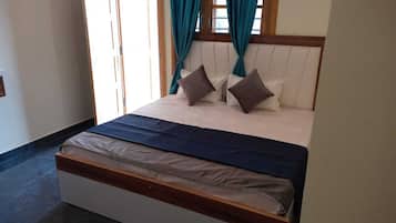 AC Double Bedroom with Balcony | 1 svefnherbergi, ókeypis þráðlaus nettenging, rúmföt