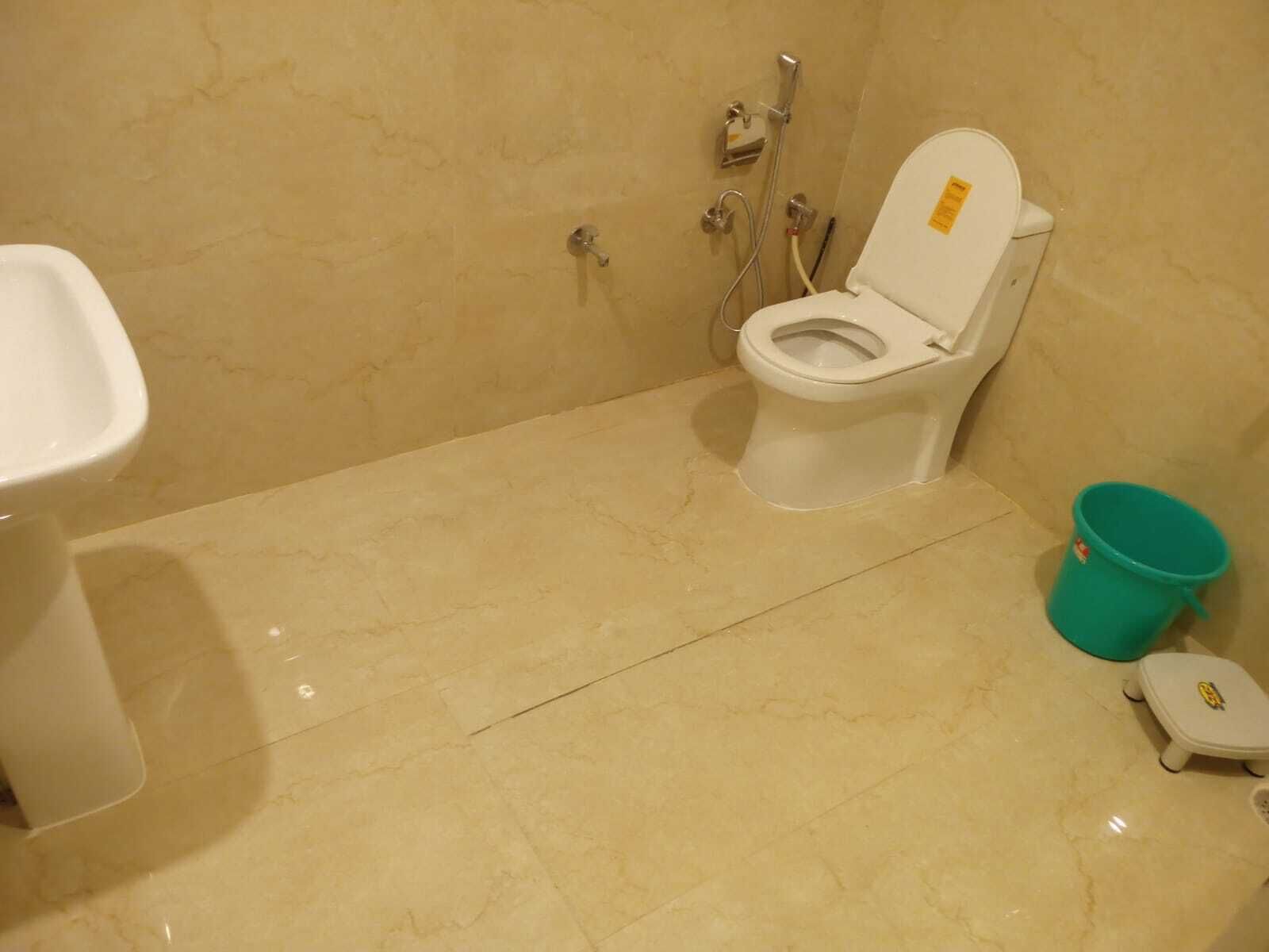 Un baño con inodoro, lavabo y ducha.