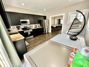 Private kitchen - Clean New Cozy Modern Boho Spacious Family Home Near Disneyland Beaches SNA LAX (Santa Ana)