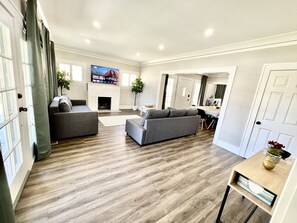 Interior - Clean New Cozy Modern Boho Spacious Family Home Near Disneyland Beaches SNA LAX (Santa Ana)