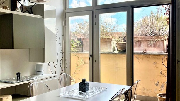 Una cocina moderna con comedor, que cuenta con un amplio ventanal con vistas al exterior.