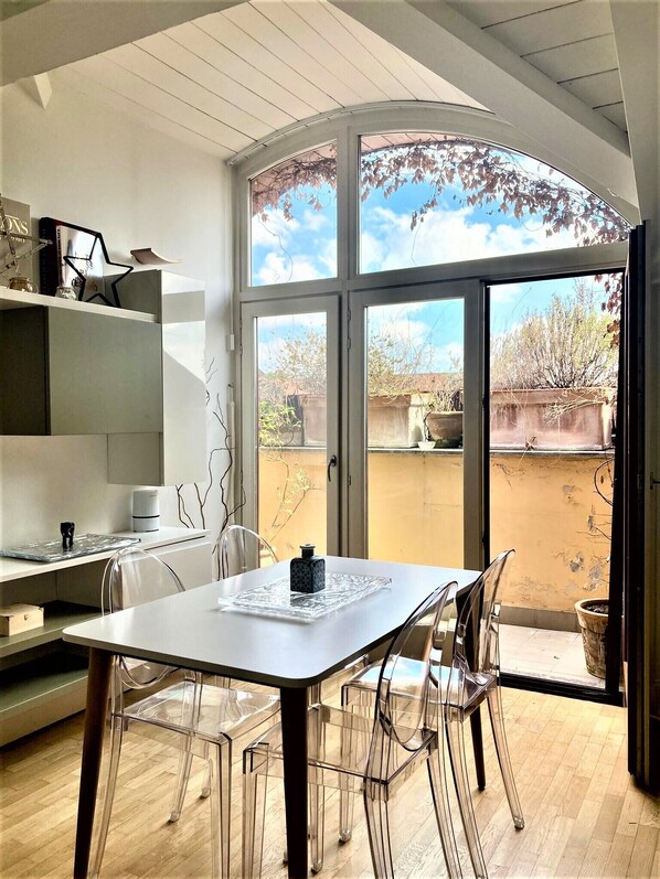 Perushuoneisto | Yksityinen keittiö | Täysikokoinen jääkaappi, uuni, astianpesukone, leivänpaahdin