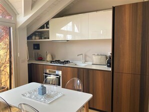Basic-Apartment | Eigene Küche | Großer Kühlschrank, Ofen, Geschirrspüler, Toaster