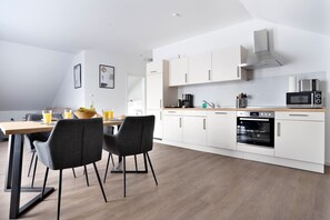 Family Apartment, 2 Bedrooms | Private kitchen | Fridge, microwave, oven, stovetop - Schöne Apartments in Lengerich (Lengerich)