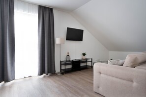 Apartament familiar, 2 dormitoris | Sala d'estar | Televisor de pantalla plana de 43 polzades amb canals per cable