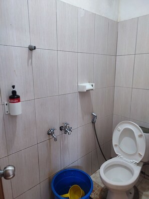 Basic Single Room | Bathroom | Shower, towels - SPOT ON 93016 Griya Kamboja Cijantung  (Jakarta)