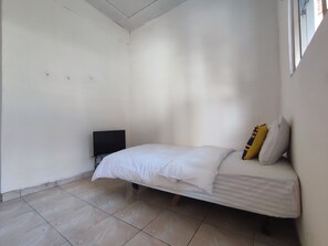 Basic Single Room | Meja, ruang kerja komputer riba, kalis bunyi, Wi-fi percuma