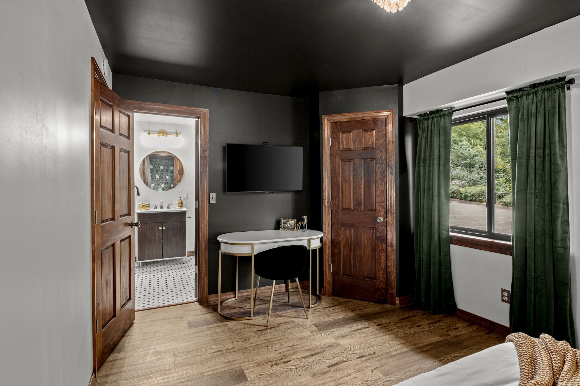 4 habitaciones, escritorio, tabla de planchar con plancha y wifi gratis 