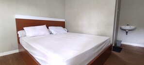 Free WiFi, bed sheets - OYO 93051 Wisma Syariah Buloe Near Lapangan Abubakar Lambogo Batili Enrekang (Enrekang)