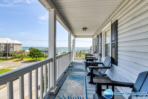 Property grounds - The Blue Bo - Second Row Home with 4 bedrooms and a bonus bedroom (Garden City Beach)