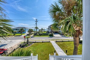 Property grounds - The Blue Bo - Second Row Home with 4 bedrooms and a bonus bedroom (Garden City Beach)