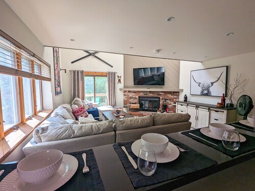 Slopeside condo - walk to the lift