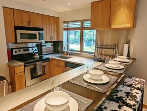 Jääkaappi, mikroaaltouuni, uuni, astianpesukone