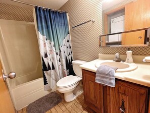 Combined shower/bathtub, towels - Slopeside condo - walk to the lift (Dover)
