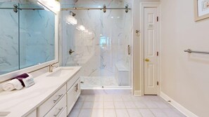 Combined shower/bathtub, hair dryer - "Bayfront Bliss: Stunning 3-Bedroom Retreat with Kayaks in Sandestin, Florida (Miramar Beach)