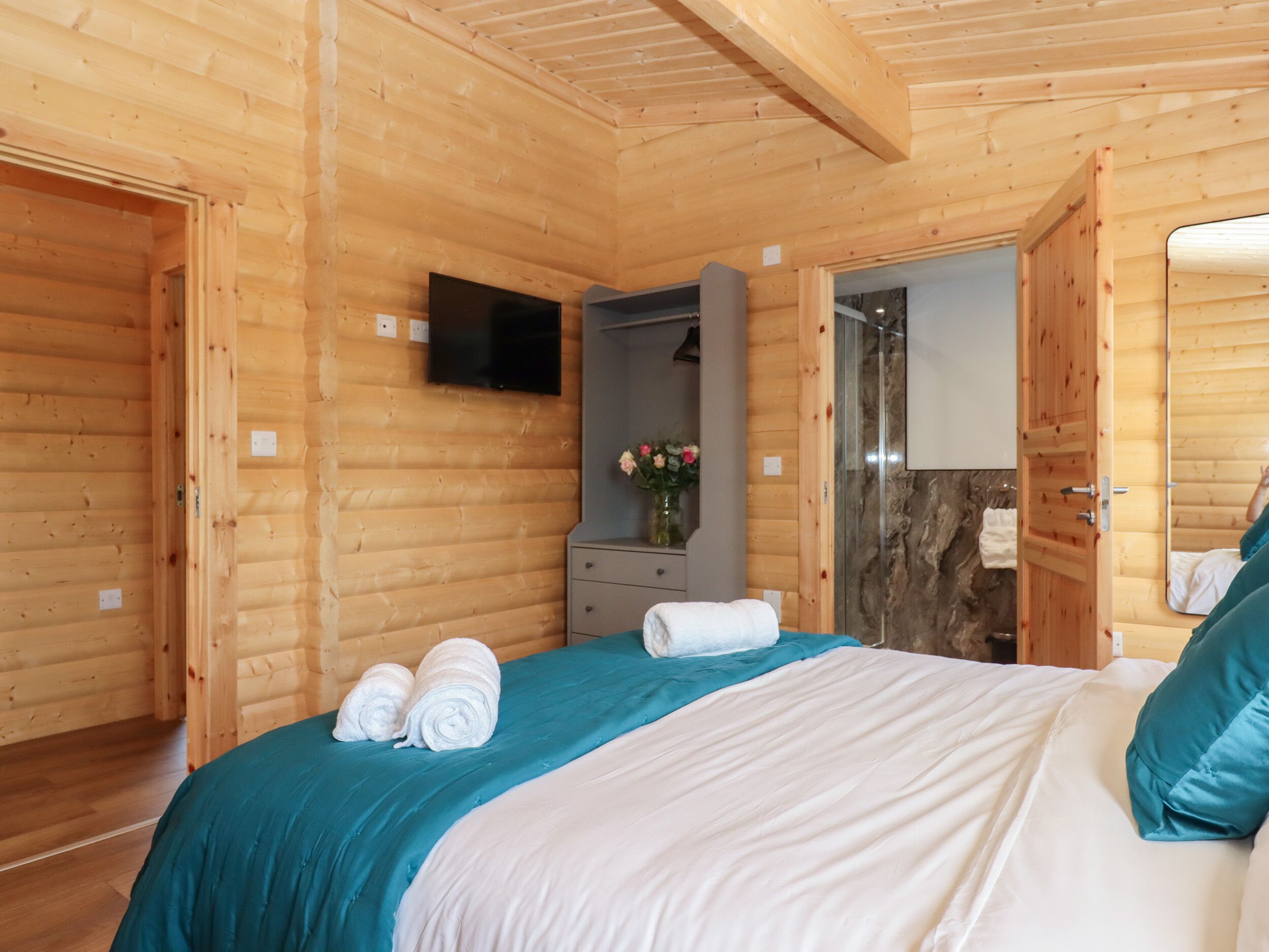 3 kamar tidur dan didekorasi berbeda-beda