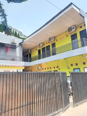 ด้านหน้าที่พัก