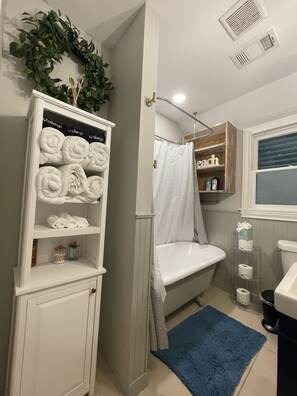 Shower, hair dryer, towels, soap - Hot Tub, Walk to Beach, Near Pier/DT/UTMB! (Galveston)