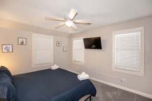 3 bedrooms, desk, iron/ironing board, free WiFi