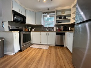 冷蔵庫、電子レンジ、オーブン、コンロ