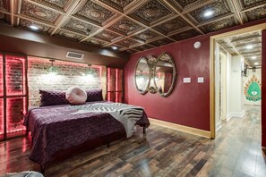 2 bedrooms, desk, iron/ironing board, WiFi