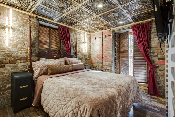 2 bedrooms, desk, iron/ironing board, WiFi