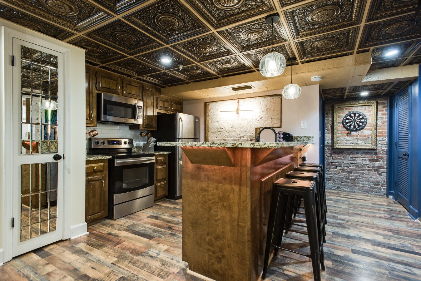 Frigorífico, microondas, horno y placa de cocina