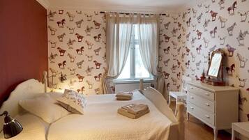 Double Room, Garden View | Living area