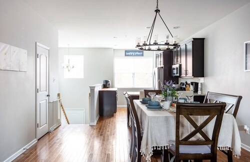 4BR/5BA in the heart of Conshy w free parking & biking trail - close to Philly