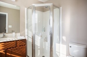 Shower, towels, soap, shampoo - 4BR/5BA in the heart of Conshy w free parking & biking trail - close to Philly (Conshohocken)