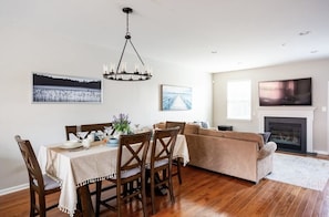 Dining - 4BR/5BA in the heart of Conshy w free parking & biking trail - close to Philly (Conshohocken)