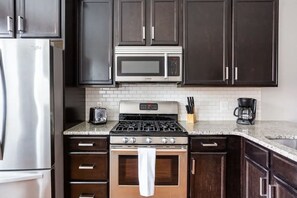 Microwave, oven, stovetop, dishwasher - 4BR/5BA in the heart of Conshy w free parking & biking trail - close to Philly (Conshohocken)