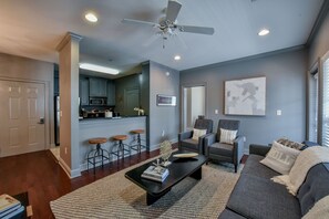 Smart TV, books - Welcome to Bear's Den! Walk to the Coliseum, Stadium, and The Strip! (Tuscaloosa)