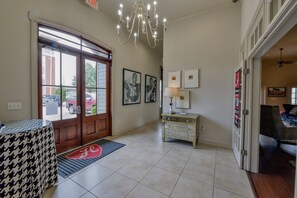 Lobby - Welcome to Bear's Den! Walk to the Coliseum, Stadium, and The Strip! (Tuscaloosa)