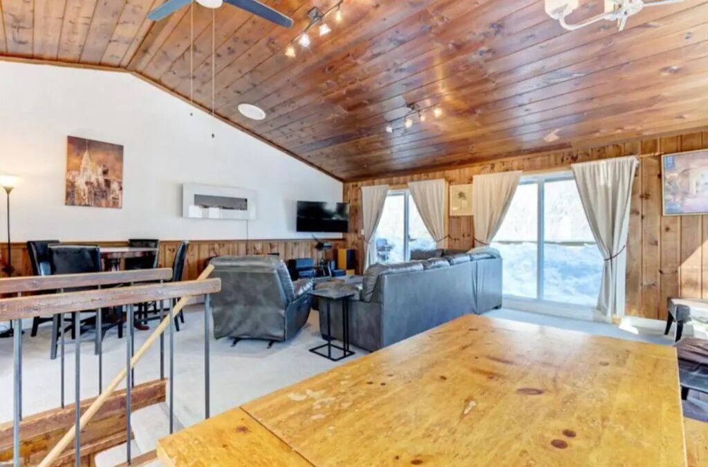 Spacious home 3 mins to slopes, trails & restaurants. Great for large groups.