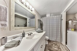 Tina con regadera, secadora de cabello, toallas 