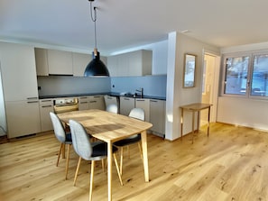 Dining - Luxury Eiger-View 1-BR Apartment (Grindelwald)
