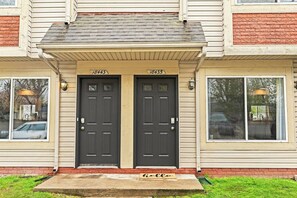 Exterior detail - New! Cozy 1BR Upper Flat Near Roseville Downtown (Roseville)