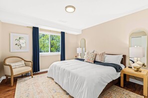 1 bedroom, iron/ironing board, free WiFi, bed sheets - New! Cozy 1BR Upper Flat Near Roseville Downtown (Roseville)