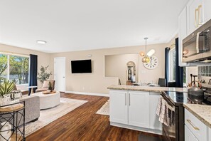 Fridge, microwave, oven, stovetop - New! Cozy 1BR Upper Flat Near Roseville Downtown (Roseville)