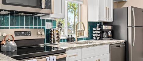 Geladeira, micro-ondas, fogão, cooktop
