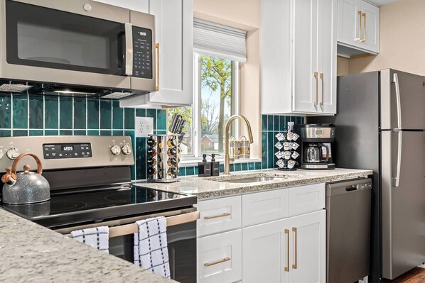 Køleskab, mikrobølgeovn, ovn, kogeplade