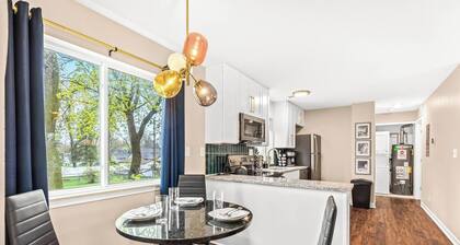 New! Cozy 1BR Upper Flat Near Roseville Downtown