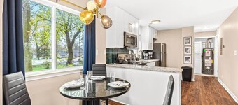 New! Cozy 1BR Upper Flat Near Roseville Downtown