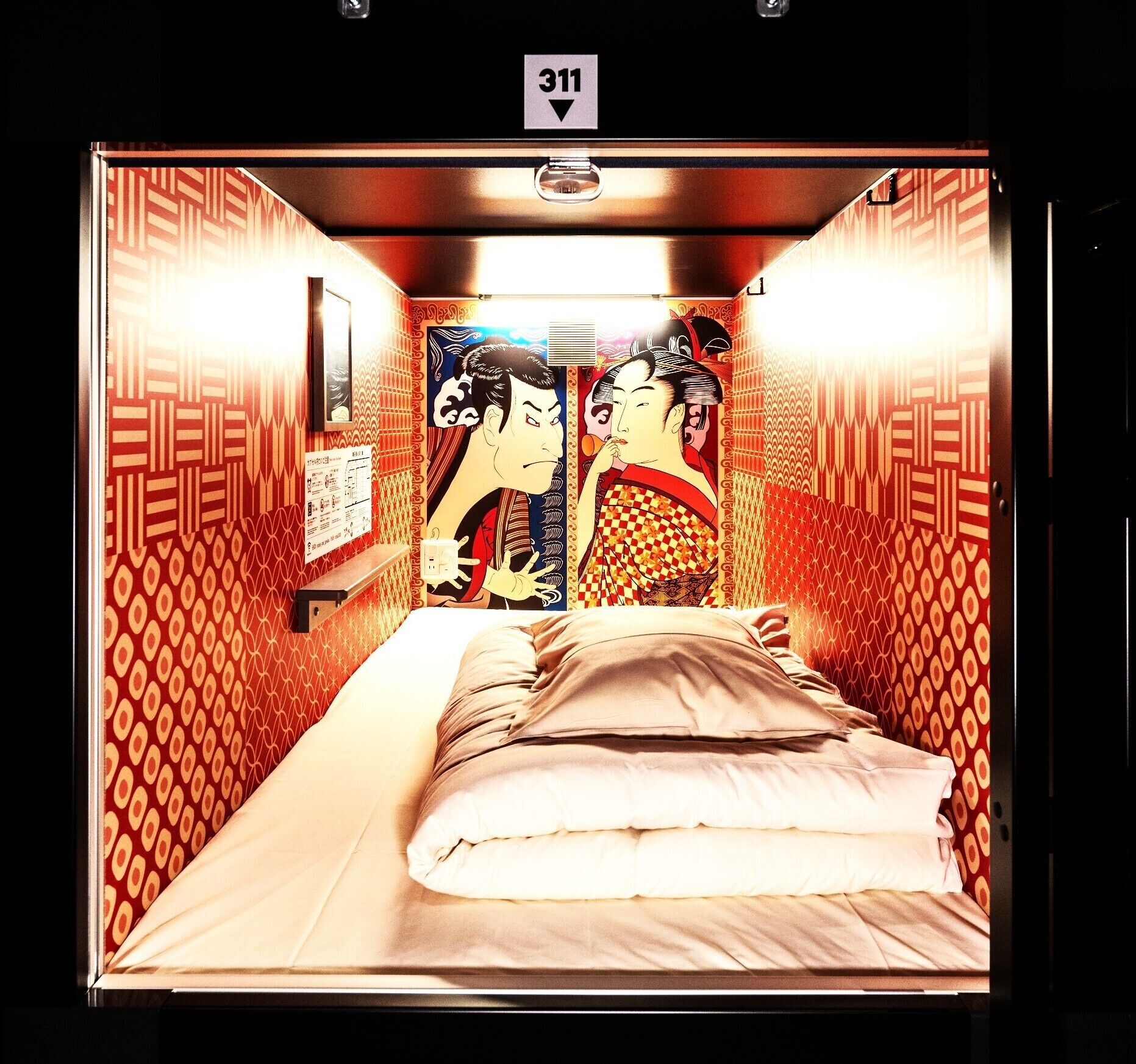 Una habitación con una cama, un televisor de pared y una puerta con el número.