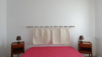 5 dormitorios, tabla de planchar con plancha, cuna de viaje