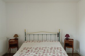 5 chambres, fer et planche à repasser, lit de bébé portatif