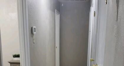 5 minutes from Tech/UMC // book a quaint 3 bedroom home w/wifi and laundry