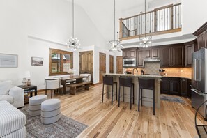 Interior - Hot tub, Free DV shuttle, 180° view of Deer Valley, 1GB wifi, pets welcome (Heber City)
