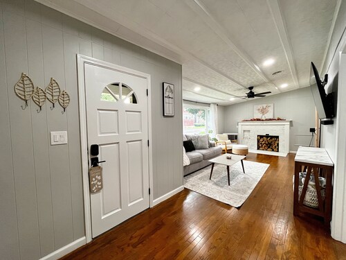 Newly Renovated Bright & Cozy Retreat 